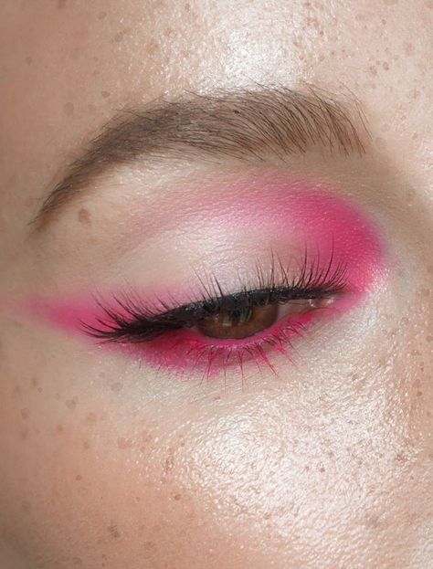 Pink Makeup Looks Inspriation Pink Summer Makeup Looks, Fairy Makeup Halloween Easy, Pink Eyeshadow Looks Blue Eyes, Pink Makeup Outfit, Colorful Sparkly Makeup, Simple Color Eye Makeup, Flamingo Eye Makeup, Pink Eyeshadow Looks For Hooded Eyes, Easy Fun Eyeshadow Looks