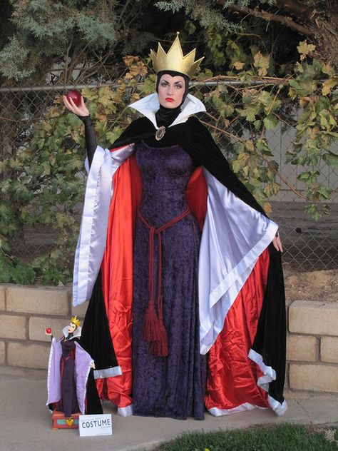 Might have to attempt this for halloween Evil Queen Costume, Halloween Costume Design, Halloweenský Makeup, Cosplay Disney, Sette Nani, Snow White Evil Queen, Carnaval Costume, Snow White Costume, Villain Costumes