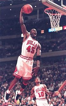 Michael Jordan of the Chicago Bulls cuts through traffic to dunk the ball in the third quarter 20 April against the Detroit Pistons at the United Center in Chicago. Jordan scored 17 points, made eight rebounds and seven assists in the Bulls' 120-105 win. Jackie Joyner Kersee, Wilma Rudolph, Michael Jordan Pictures, Michael Jordan Photos, Jordan Logo Wallpaper, Jordan Bulls, Micheal Jordan, Michael Jordan Basketball, Jordan Logo