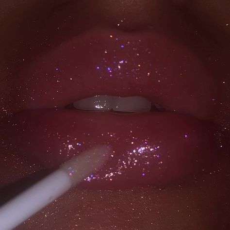 Best Lip Glosses, Girls Lip Gloss, Holographic Lips, Lips Photo, Light Pink Lip Gloss, Crystal Lips, Best Lip Gloss, Glitter Lip Gloss, Glitter Gloss