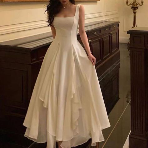 Graduation Dress Modest, Classy Dresses Short, Confirmation Dresses, Prom Dress Pictures, Prom Dress Shoes, Dynamic Movement, Wedding Dress Bustle, Outfits Dress, Classy Prom Dresses