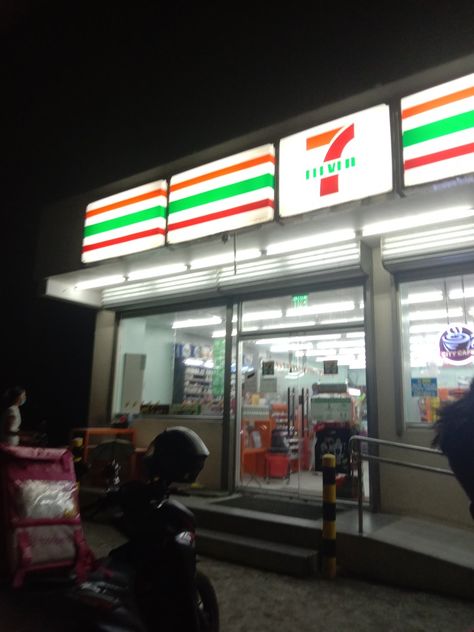 Pinoy 711 pang prank haha Nature, Apple Pay Prank Picture, 7 Eleven With Friends, Pranks Ideas Pictures, Seven Eleven Prank Photos, Prank Pictures For Friends, 7 Eleven Prank Photo, Food Prank Picture, Fake Photos To Prank Your Friend