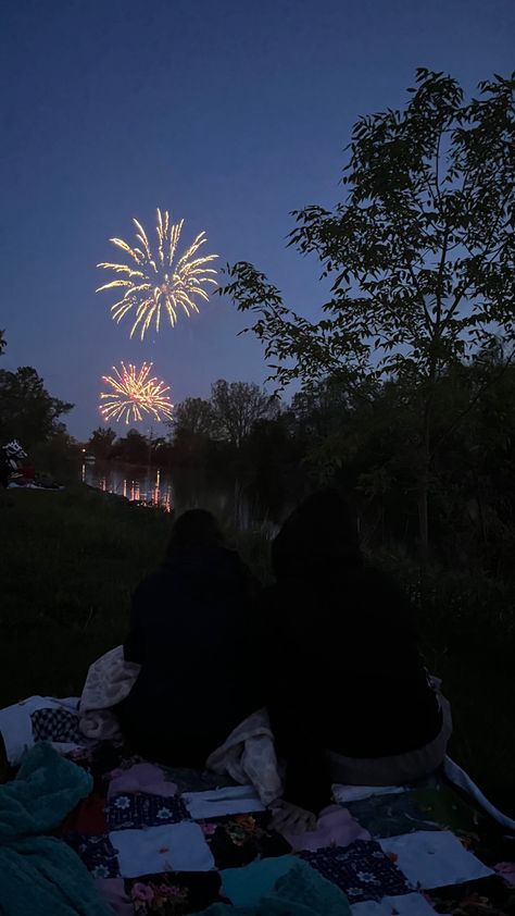 Canada Day Aesthetic, Fireworks Aesthetic, Canada Day Fireworks, Victoria Day, Aesthetic Photo Ideas, Watching Fireworks, Dream Dates, Picnic Aesthetic, Fire Works