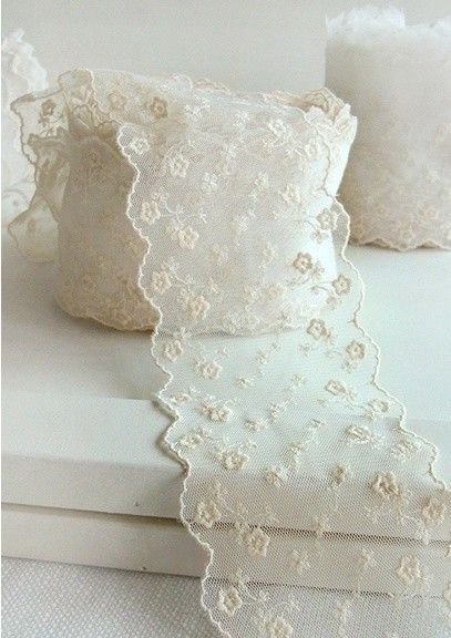Heirloom Sewing, Kain Tile, Lace Weave, Lace Crafts, Fabric Accessories, Vintage Ribbon, Linens And Lace, Lace Doilies, Lace Ribbon
