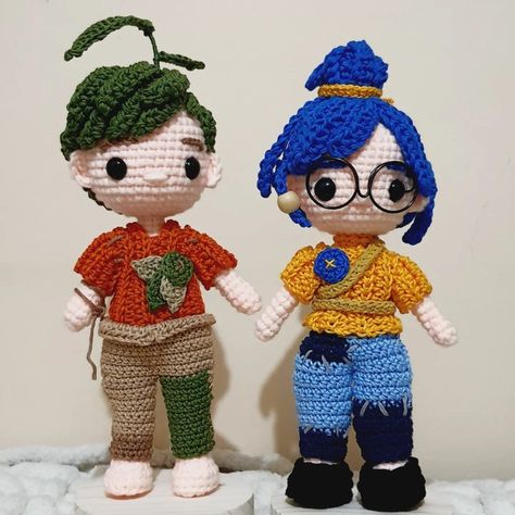 two amigurumi dolls - one in the likeness of cody and one looking like may, both characters from the video game it takes two. the dolls are standing on a wooden platform Amigurumi Patterns, Video Games Crochet, Crochet Custom Doll, Amigurumi Base Doll, It Takes Two Crochet Pattern, Gravity Falls Crochet Pattern, Crochet Patterns For Acrylic Yarn, Crochet Video Game Patterns, Gaming Crochet Patterns