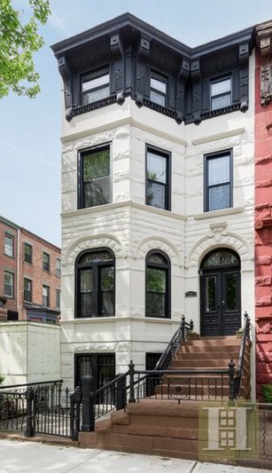 New York City Boroughs ~ Brooklyn | 731 Putnam Avenue, Bedford Stuyvesant Brownstone Apartment Floor Plans, New York Pent House, New York House Exterior, Brooklyn Brownstone Interior, Brooklyn Homes, Brownstone Homes, Colonial House Exteriors, Apartment Exterior, London Family