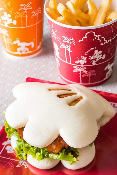 10 Must-Try Food at Tokyo Disneyland – Japan Travel Guide -JW Web Magazine Tokyo Disneyland Food, Disneyland Japan, Best Disneyland Food, Disneyland Snacks, Disneyland Tokyo, Kue Macaroon, Disney Tokyo, Fest Mad, Disney Desserts