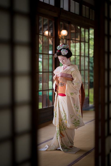The Kimono Gallery — iesuuyr: by kyoto flowertourism Tumblr, Kimono Accessories, Kimono Art, Geisha Japan, Kabuki Costume, The Kimono Gallery, Japanese Traditional Clothes, Kimono Gallery, Japanese Traditional Dress