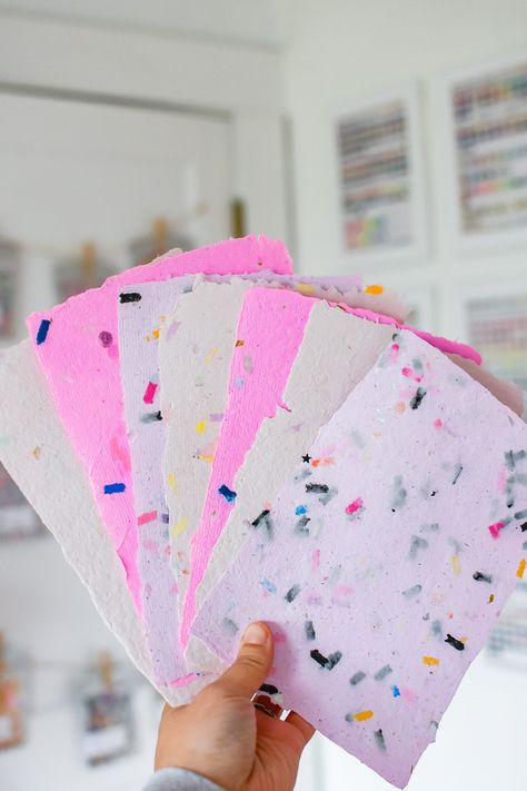 handmade confetti paper Classroom Crafts, Handicrafts Ideas, Handmade Confetti, Confetti Art, Confetti Bars, Diy Summer Crafts, Bookmaking, Diy Presents, Diy Book