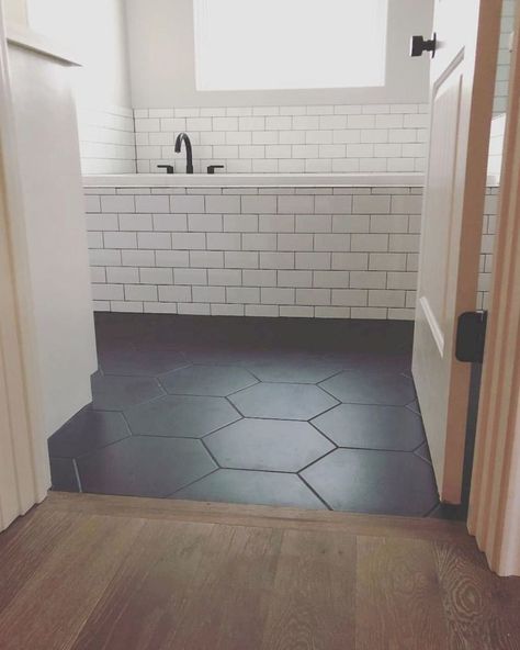 Hexagon Tile Bathroom Floor, Hexagon Tile Bathroom, Dark Grout, Wood Tile Bathroom, Bathtub Tile, Casa Country, Bathroom Farmhouse Style, Bathroom Tub, Kitchen Floor Tile
