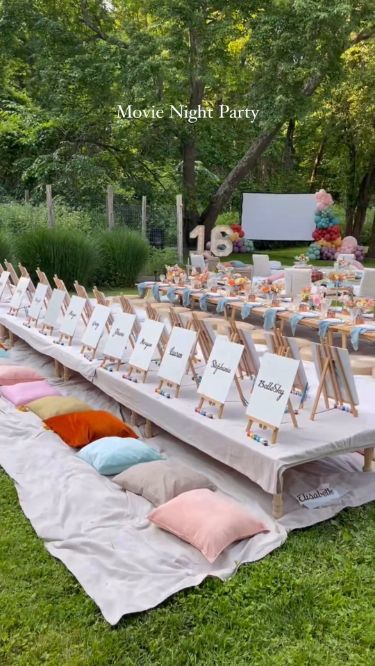 Sip And Paint Picnic, Thanksgiving Dinner Aesthetic, Friendsgiving Theme Ideas, Simple Thanksgiving Dinner, Movie Night Birthday Party Ideas, Thanksgiving Tablescapes Simple, Tablescapes Simple, Aesthetic Dinner Party, Holiday Decor Modern