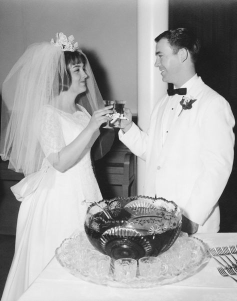 1950 Wedding, Old Wedding Photos, Old Fashioned Wedding, 50s Wedding, Vintage Wedding Favors, Wedding Memory, 1950s Wedding, Celebration Around The World, Bridal Gowns Vintage