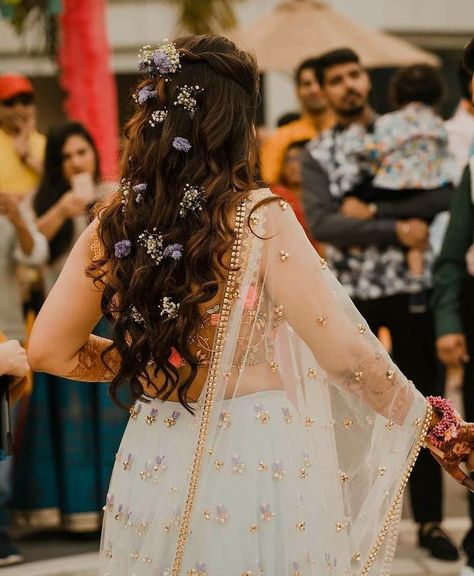 Hairstyle Down Hairstyle, Half Up Half Down Hairstyle, Hairstyle For Lehenga, Lehenga Hairstyles, Hairstyles For Gowns, Hair Style On Saree, Bridal Hairstyle Indian Wedding, Engagement Hairstyles, Traditional Hairstyle
