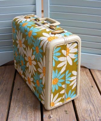 Decoupage Suitcase, Painted Suitcase, Mod Podge Fabric, Diy Mod Podge, Sewing Case, Travel Sewing, Mod Podge Crafts, Old Suitcases, Vintage Suitcases