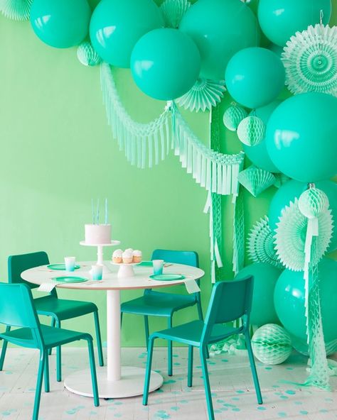 10 Party Trends for 2019; monochromatic parties Monochromatic Party, Party Closet, Monochrome Party, Monochromatic Green, 5 Balloons, Party Trends, Oh Happy Day, Big Balloons, Party Scene