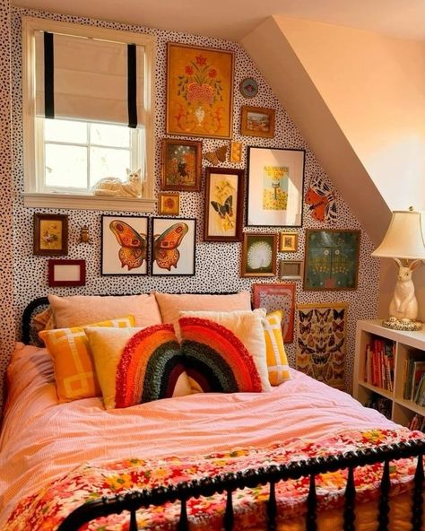 Yellow Shabby Chic Bedroom, Maximalist Colorful Bedroom, Maximalist Kids Room, Spare Room Ideas Multi Purpose, Colorful Maximalist Bedroom, Rainbow Pillows, Bohemian Industrial, Hippie Room, Maximalist Design