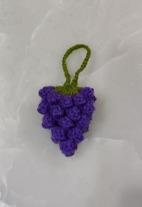 Grapes 🍇 Amigurumi Patterns, Grape Crochet, Crochet Grapes, Crochet Mini Bag, Crochet Collection, Crochet Keychain, Wardrobe Ideas, Amigurumi Pattern, Keychains