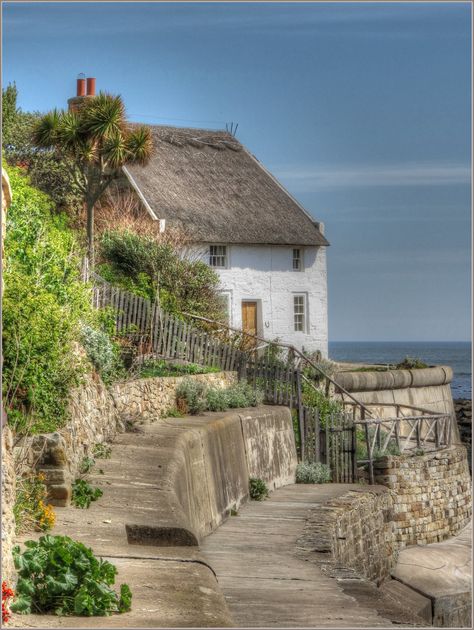 Thatched Cottage, Runswick Bay, North Yorkshire | Robin Denton | Flickr Case In Stile Country, Era Victoria, Cottage By The Sea, Beautiful Cottages, Seaside Cottage, Thatched Cottage, Architecture Inspiration, Dream Cottage, Yorkshire England