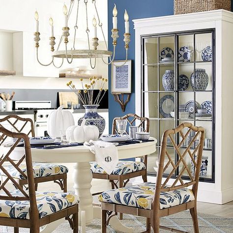 Blue And White Dining Room, Blue And White Living Room, Blue White Chinoiserie, Wheel Chandelier, White Dining Room, Blue White Decor, Blue And White Vase, Iron Door, Glass Cabinet Doors