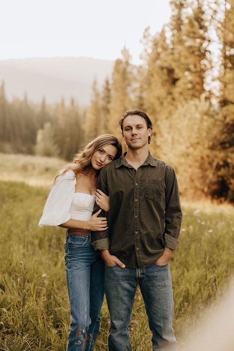 Engagement Photos With Flower Bouquet, Neutral Couples Photoshoot Outfits, Couple Photo Mountains, Photography Couples Poses, Couple Poses In Field, Natural Poses For Couples, Engagements Photo Poses, Couples Outdoor Poses, Engagement Session Prompts