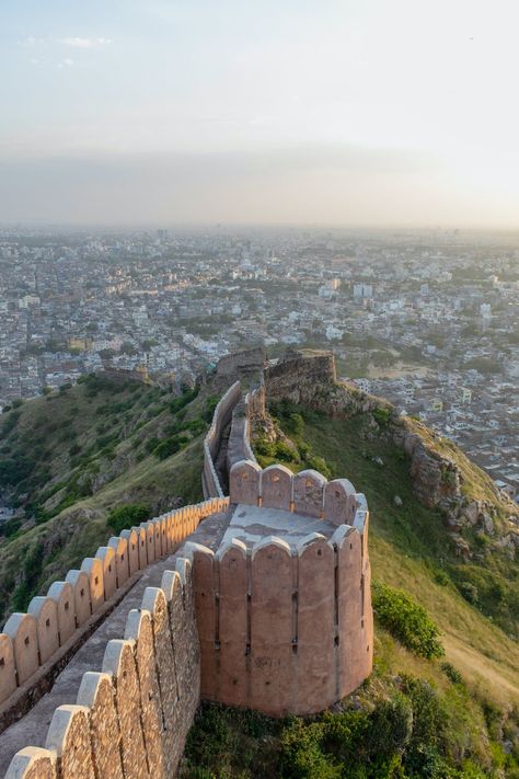 Nahargarh Fort, City Palace Jaipur, Jaipur Travel, Amber Fort, Weather In India, Backpacking India, India Architecture, Travel Picture Ideas, Pink City