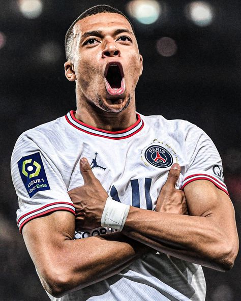 Kylian Mbappe has now agreed for new contract with PSG 🤯 Ronaldo Champions League, France National Football Team, French Football Players, Football Players Photos, Mbappe Psg, Futuristic Shoes, Star Francaise, Real Madrid Players, Kylian Mbappe