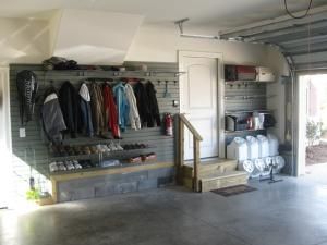 7 ideas to get your garage's shoe pile under control: Slatwall is versitile and diverse Slatwall Garage, Garage Shoe Rack, Garage Shoe Storage, Coat And Shoe Storage, Mud Room Garage, Contemporary Garage, Garage Entryway, Garage Organization Tips, Coat Storage