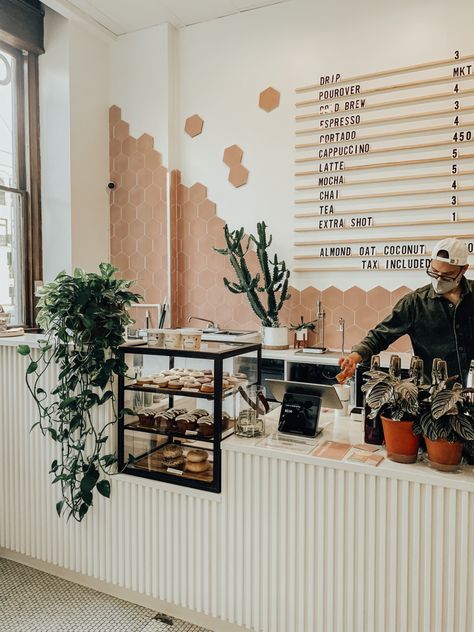 Grab And Go Ideas Cafe, Coffee Shop Scandinavian, Modern Coffee Shop Aesthetic, Cashwrap Ideas, Aesthetic Coffee Shop Interior, Coffee Store Aesthetic, Coffee Shop Organization, Coffee Shop Colors, Korean Cafe Interior Design