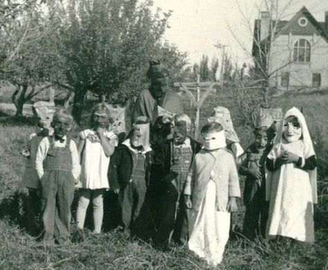 Vintage Halloween (ViralScape) Soul Cakes, Scary Halloween Masks, Creepy Halloween Costumes, Scary Kids, Vintage Halloween Photos, Creepy Costumes, Creepy Kids, Crazy Costumes, Creepy Vintage