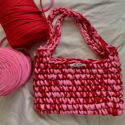 Youtube tutorial on my channel! Yarn Bag Tutorial, Crochet Pouches, Yarn Tote Bag, Detailed Crochet, Pola Macrame, Scrap Yarn Crochet, Crochet Patterns Filet, Selling Crochet, Knitting Bag Pattern