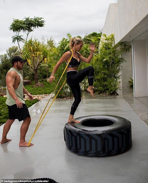 20 Minute Hiit Workout, Military Press, Chris Hemsworth Thor, Elsa Pataky, Hiit Training, Celebrity Dads, Workout Apps, Glutes Workout, Byron Bay