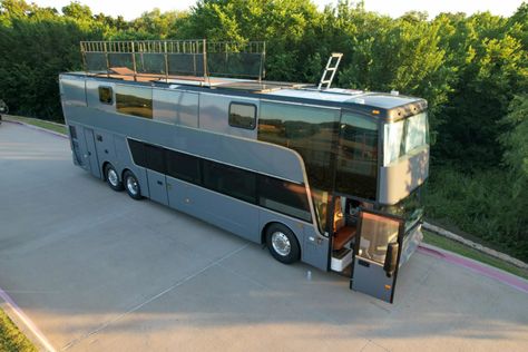 Double Decker House Bus, Double Decker Bus Conversion Tiny House, Tiny House Caravan, Double Decker Bus Home, Double Decker Bus Renovation, Bus Motorhome Interior, Camper Bus Conversion, Tiny House Bus Conversion, Tiny Bus House