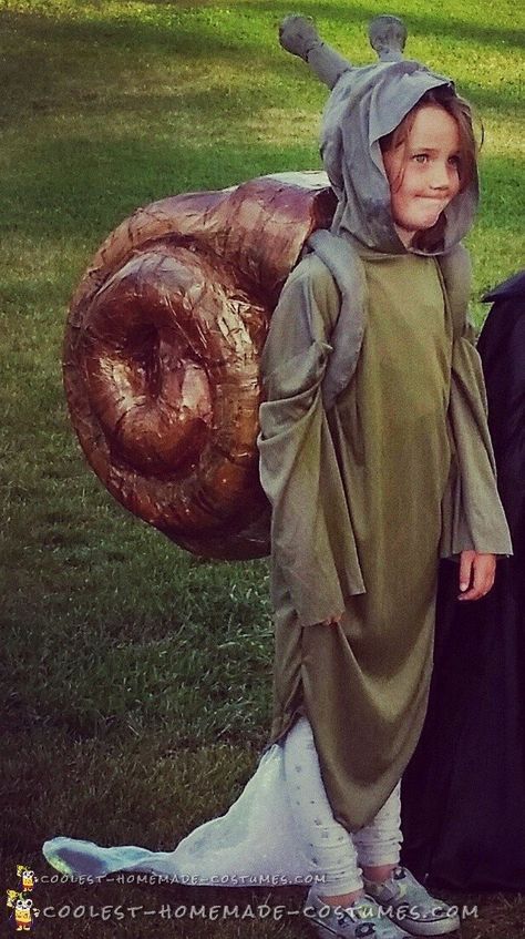 Seriously awesome gender-neutral snail Halloween costume with removable shell and slime trail. Make this cool DIY costume using this mom's amazing guide. Homemade Costumes, Snail Halloween Costume, Snail Costume, Costume Homemade, Bug Costume, Costume Carnaval, Homemade Halloween Costumes, Diy Costume, Creative Costumes