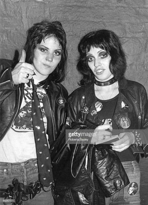 News Photo : Photo of RUNAWAYS and Joan JETT and Gaye ADVERT... Ska, Gaye Advert, Chica Punk, 70s Punk, Lita Ford, Punk Culture, Women Of Rock, Estilo Rock, Riot Grrrl