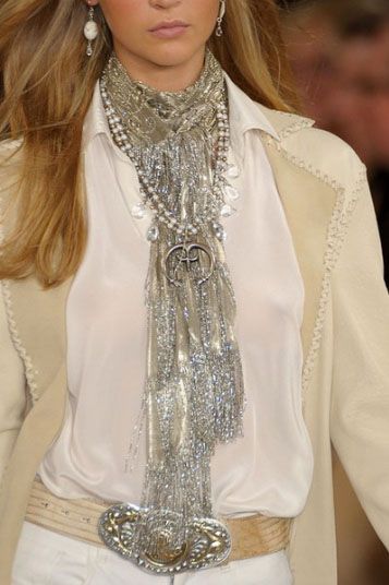. High Fashion, Silver Scarf, Ralph Lauren Style, Looks Chic, 가을 패션, Mode Inspiration, Look Chic, Fashion Details, Look Fashion