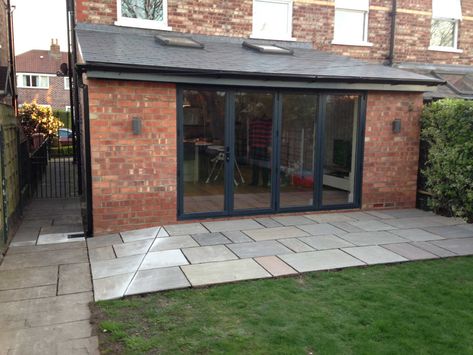 Rear Kitchen Extension, Rear Extension Ideas, Small House Extensions, Extension Veranda, Conservatory Extension, Orangery Extension, Bungalow Extensions, Flat Roof Extension, Single Storey Extension