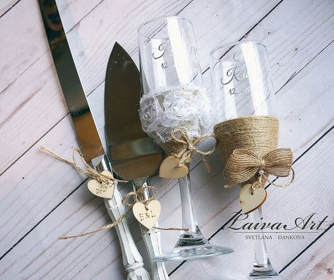 Rustic Wedding Glasses, Champagne Flutes Wedding, Wedding Cottage, Katie Miller, Rustic Wedding Table Decor, Glasses Wedding, Wedding Flutes, Cottage Wedding, Wedding Champagne