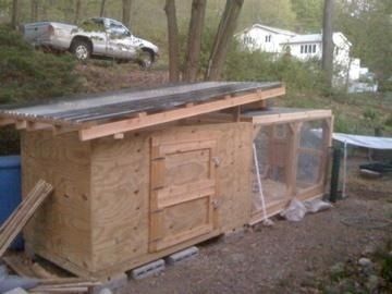 duck house: ventilation vs insulation? Garden Ducks, House Gutters, House Ventilation, Baby Chicks Raising, How To Raise Chickens, Duck House, Raise Chickens, Heat Lamps, Dutch Door