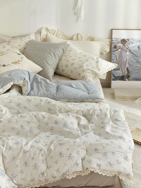 Cottage Blue Flower Comforter Flower Comforter, Blue Floral Design, Cozy Room Decor, Mattress Pads, Dream Room Inspiration, Room Makeover Bedroom, Blue Rooms, Blue Bedding, Room Makeover Inspiration