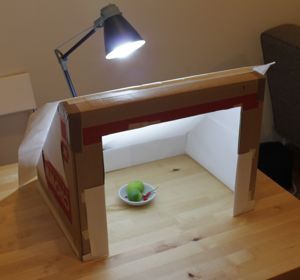 DIY Light box - this is a must if you are selling stuff on Etsy. I would even cover the bottom so the object is sitting on a nice white background. Diy Light Box, Light Box Diy, Diy Lampe, Diy Light, Box Craft, Astuces Diy, Foto Tips, Diy Photography, Trik Fotografi