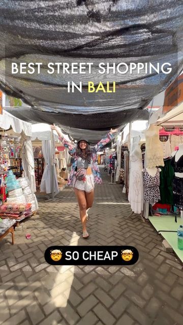 Aakanksha Monga | Solo Travel on Instagram: "SHARE THIS WITH YOUR BALI PARTNER📌 If you are in Bali - Seminyak Flea market is the cheapest place to shop from! (Only if you’re a bargaining ninja however) You will get a variety of locally crafted clothing, fashion accessories and a lot of other items. I got some of my favourite things here for less than 800 INR. 🤯 The linen co-odd sets, small bags and sandals here are so good. This is a perfect place for you to buy souvenirs and gifts! 🙌🏻 Which Shopping In Bali Indonesia, Things To Buy In Bali, Bali Shopping Clothes, Bali Shopping Market, Outfits To Wear In Bali, Seminyak Bali Shopping, Bali Holiday Outfit Ideas, Bali Outfit Ideas What To Wear, Bali Outfits Ideas