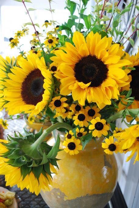 <3 Ikebana, Sunflower Arrangements, Gubahan Bunga, Summer Centerpieces, Sunflowers And Daisies, Happy Flowers, Flower Field, Beautiful Blooms, Cut Flowers