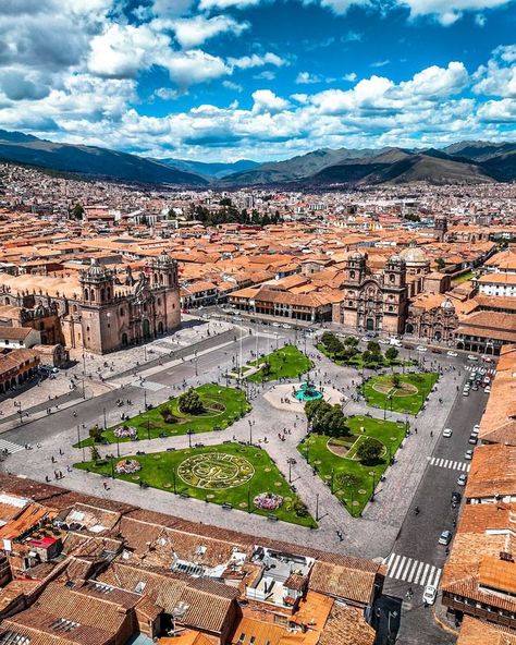 Cuzco, Antigua capital del Imperio Inca, Cuzco es una ciudad llena de historia y esplendor arquitectónico. Sus calles empedradas y sus monumentos, como el Templo del Sol y la Fortaleza de Sacsayhuamán, son testigos del legado de una de las civilizaciones más poderosas de América del Sur. #inca #maya #historia #mundo Cusco Aesthetic, Macchu Picchu Trip, Lima Peru Travel, Peru Travel Guide, Macchu Picchu, Inca Empire, Cusco Peru, Peru Travel, Lima Peru