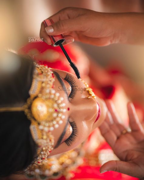 Grooms Photoshoot, Photoshoot With Dress, Makeup Photoshoot Ideas, Getting Ready Photoshoot, Bridal Pose, Indian Bride Poses, Indian Bride Photography Poses, Bride Photos Poses, Indian Bride Makeup