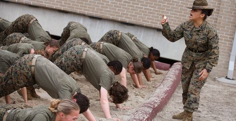 An all-female Marine platoon just made history alongside the men at boot camp. Marines Boot Camp, Military Motivation, Marines Girl, Once A Marine, Army Usa, Female Marines, Building Trust, Army Pics, Army Women