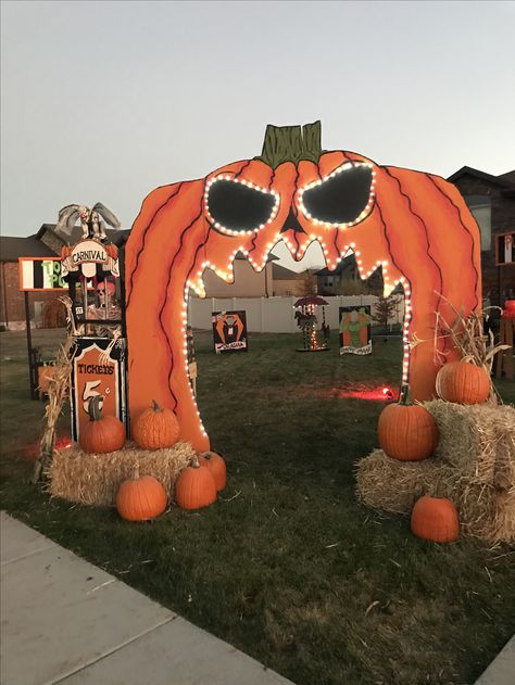 Halloween pumpkin arch Outside Pumpkin Decorating Ideas, Halloween Pumpkin Patch Ideas, Halloween Decorations Outdoor Aesthetic, Outdoor Halloween Arch, Farm Halloween Party, Halloween On The Farm, Halloween Farm Decor, Fall Festival Entrance Ideas, Outdoor Fall Festival Decorations