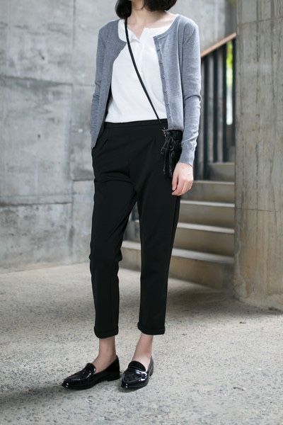 From Gym To Work Outfit, 45 Plus Fashion Outfit Ideas, Loafers Women Outfit Work, Cardigan Outfits For Work, Cardigan And Shirt Outfit, Gray Cardigan Outfit Work, Grey Cardigan Outfit Work, Work Cardigan Outfit, Cardigan And Pants Outfit