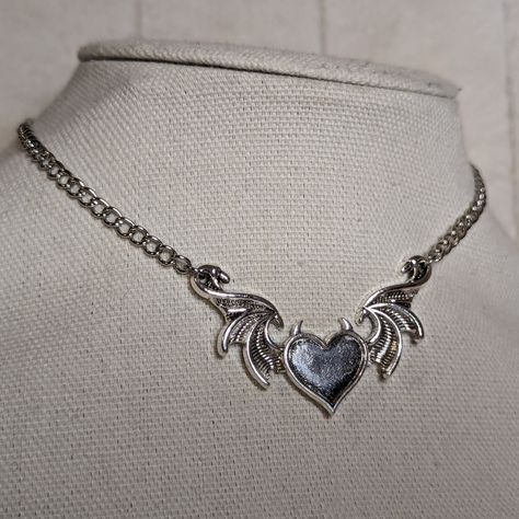 Angel Wing Devil Horn Heart Silver Y2k Style Chain Choker Necklace. Comes On A 14 Inch Chain Necklace Necklace With A Lobster Clasp And 1.5 Inch Extension Chain Heart Y2k Necklace, Silver Heart Choker, Necklaces 2000s, Deftones Necklace, Silver Jewelry Grunge, Chunky Jewelry Silver, Y2k Necklaces, Necklaces Y2k, Silver Y2k