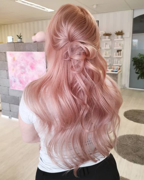 Pink Singer Hairstyles, Rose Gold Hair Blonde, Pink Blonde Hair, Light Pink Hair, Pink Hair Dye, Gold Hair Colors, Hair Color Rose Gold, Vlasové Trendy, Pastel Pink Hair