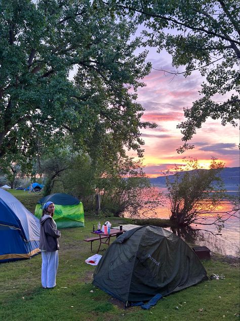 Nature, Camping Hacks Tent, Summer Camping Aesthetic, Tent Camping Aesthetic, Car Camping Hacks, Beach Trailer, Cool Camping Gadgets, Camping Vibes, Camping Aesthetic